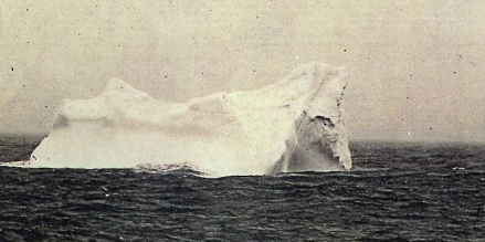 L'unica fotografia disponibile dell' iceberg che affondò il Titanic, immortalato pochi giorni dopo il disastro dal marinaio ceco Stephan Rehorek.