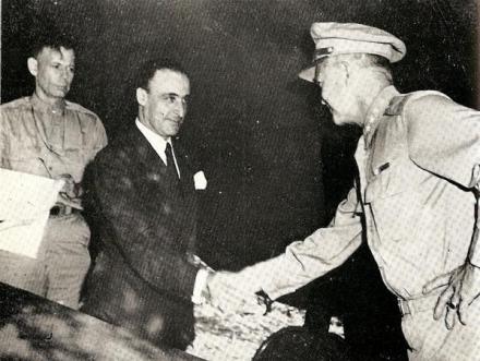 Il generale Castellano (in borghese) ed il generale Eisenhower si stringono la mano dopo la firma dell'armistizio a Cassibile, il 3 settembre 1943.