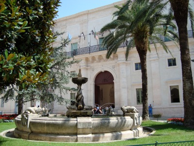Martina Franca. Parte della facciata del Palazzo Ducale e la Fontana dei Delfini, inaugurata nel 1934 dal sindaco Delfino per celebrare l'arrivo dell'acquedotto in paese.