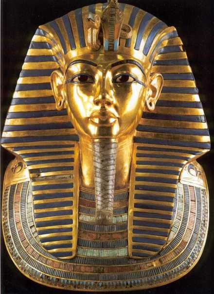 La maschera di Tutankhamon, diciotto chili di oro massiccio, è conservata al museo egizio del Cairo.