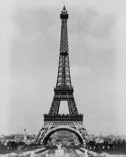 La Torre Eiffel, che si erge con i suoi 324 m d'altezza (compresa la moderna antenna) sopra la città, fu eretta in occasione dell'Esposizione parigina del 1889. Progettata dall'ingegnere francese Gustave Eiffel, questa imponente costruzione in ferro è un capolavoro della tecnologia del XIX secolo.